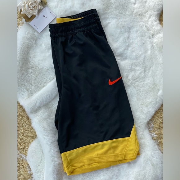 New with tags MENS NIKE BASKETBALL SHORTS SZ SM w/pockets on side,Mesh and logo - Picture 3 of 6